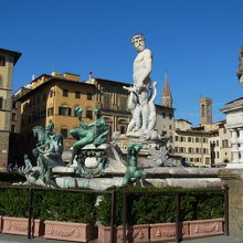 大理石とブロンズ像で出来た噴水