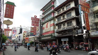 船着き場ラーチャウォンより、MRTファラムポーンからアクセスした方が分かりやすい