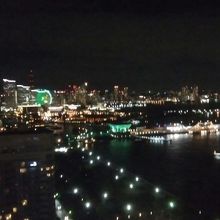 一番上のフロアからの景色。夜景は一望できます、
