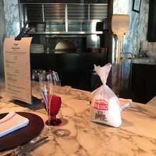 目の前でピザを焼いてくれます。