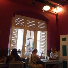 優しい光が店内を満たします。