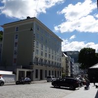 道を挟んで鉄道駅