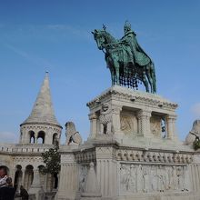 漁夫の砦の南端にあります