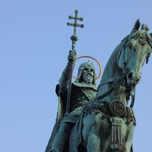 二重の十字架はこの国を象徴する聖なる印です