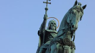 二重の十字架を手にした迫力ある銅像です