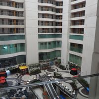 中庭の景色　ショップやプールがあります。