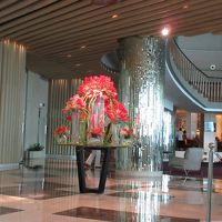 ロビーに綺麗な花が飾られていました。