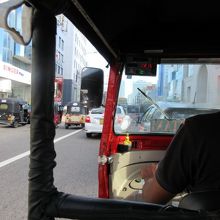 スリーウィラーの車内から