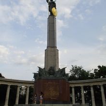 噴水の背後に建てられているソビエト戦勝記念碑