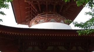 海上から見ると神社の右手に見える塔