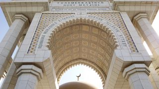白と金が眩しい新しいモスク