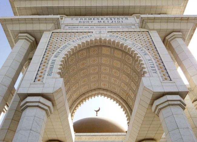 白と金が眩しい新しいモスク