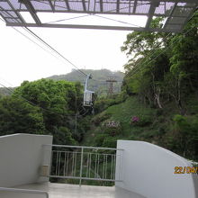 ロープウェイ駅から山頂を臨む