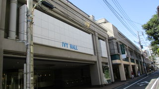 アイビー通り沿いの約５０年の歴史ある建物です。