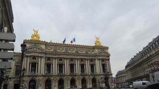 街路に沿って石造の・・・