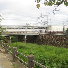 芦屋川に跨る芦屋川駅