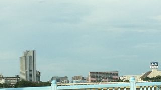 穏やかな川と渓谷