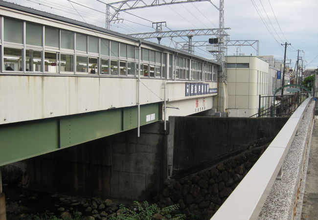 芦屋川の上にある駅