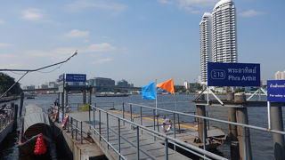 ワット・ウォラチャンヤーワートまでオレンジ旗のボートに乗る