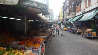 サパーンタクシーン駅近くの市場