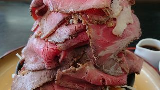 ローストビーフ丼が名物