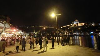 ドウロ川の河畔で夜は夜景を見る人でいっぱいでした