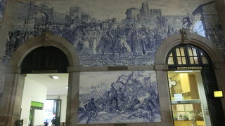 ホテルから最初に見に行った駅のアズレージョ