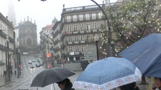 教会の鐘楼でしょうか。高い塔です。