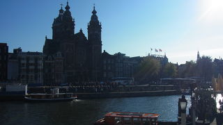 アムステルダム中央駅の近くにある教会