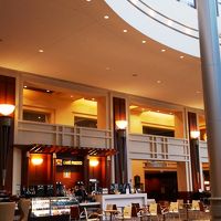 フロント横にはスタバなどの軽食コーナーも、他にもレストランも