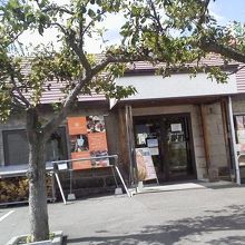 外には畑もあって、作った物を使って料理しているようでした