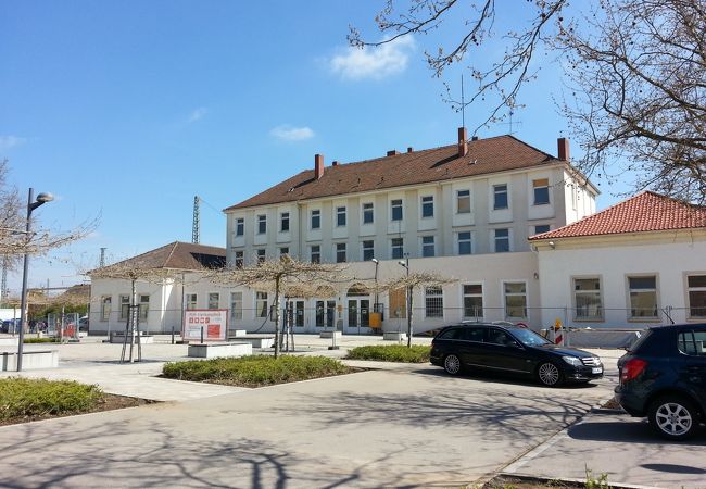 鉄道駅はあります。ホテルも目の前に