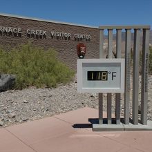 ファーニス・クリークのビジター・センター。気温は約４８℃。