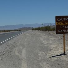 デス・バレー国立公園内では、酷暑に注意！の標識があちこちに。