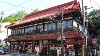 神橋の前　レトロなレストラン