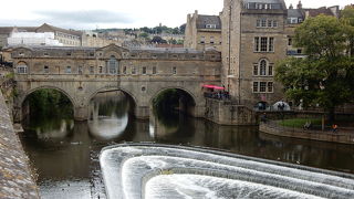 水に浮かぶ三連アーチ