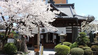 境内は狭いが見所多いお寺