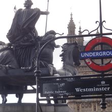 駅を出たすぐのところです。