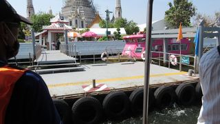 ワット・アルンの目の前が船着場