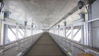 橋がプロムナードになっていて歩いて渡りました。