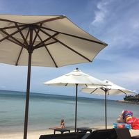 プライベートビーチにはベッドもたくさんありました