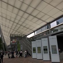 帆をイメージした外観が印象的