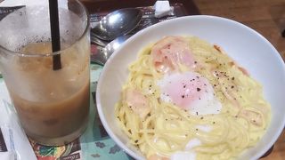 空港でのランチ、以外に安く済ませられる