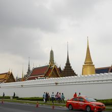 塀の外からも高い金色の塔は見えます