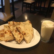 ナンとラッシー