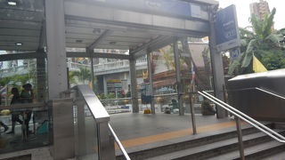 ワット・ホアラポーンの前にある駅