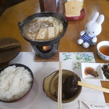 注文したのは猪豚鍋定食(1,050円)です。