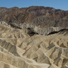 丘のてっぺんに着くと、この眺め！見る方向を変えると…、