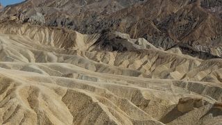 黄金色の山肌が目の前に広がる観光スポット