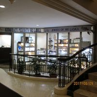 地下１階に売店や宝石屋がある